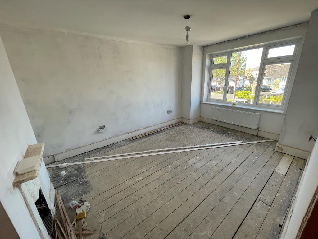 Lot: 52 - HOUSE WITH REFURBISHMENT WORKS ALMOST COMPLETE - Bedroom with bay window